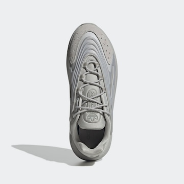 ADIDAS ORIGINALS Sneaker 'Ozelia' in Grau