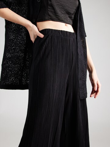 Wide leg Pantaloni 'PLISA' de la VILA pe negru