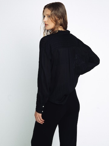 ABOUT YOU x Toni Garrn Blouse 'Drew' in Zwart