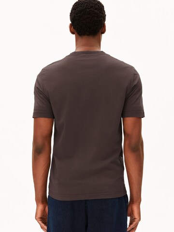 ARMEDANGELS T-Shirt JAAMES in Braun: Vorderseite