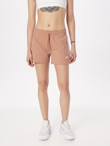 Regular Pantalon de sport 'Essentials' ADIDAS SPORTSWEAR en marron : devant