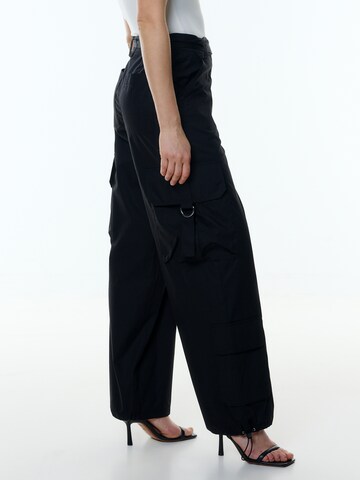 EDITED Ohlapna forma Kargo hlače 'Nia' | črna barva