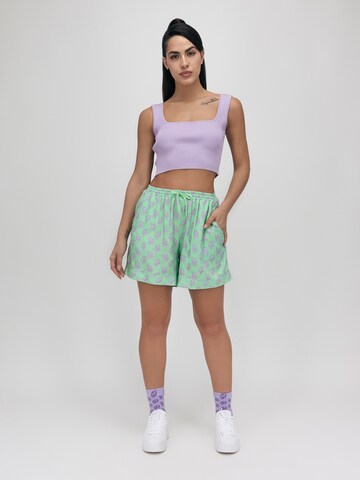 UNFOLLOWED x ABOUT YOU Loosefit Shorts 'NO SLEEP' in Grün