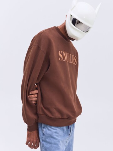 Sweat-shirt Smiles en marron : devant