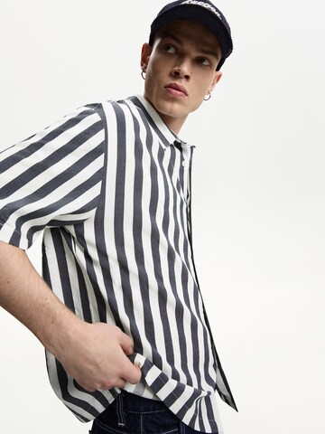 Comfort fit Camicia di Bershka in grigio