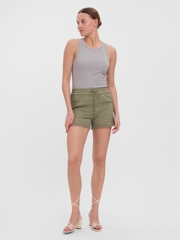 VERO MODA Regular Shorts in Grün