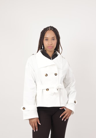 Elara Between-Season Jacket in White: front