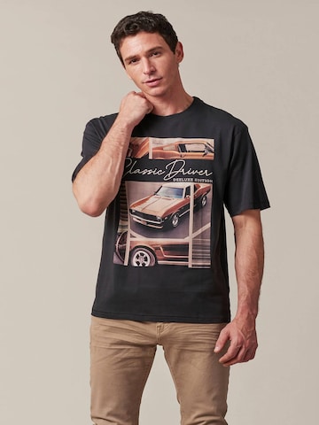T-Shirt 'Driver' Deeluxe en gris : devant