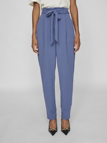 VILA Loose fit Pleat-front trousers in Blue: front