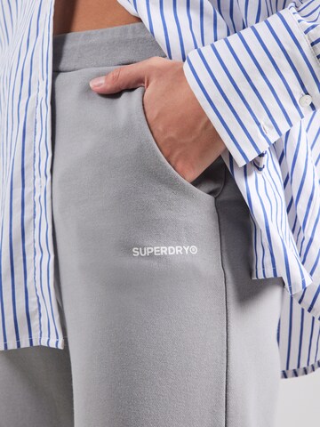Effilé Pantalon Superdry en gris