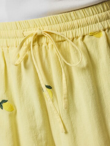 Regular Pantalon 'SELENA' PIECES en jaune