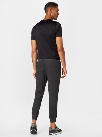 Effilé Pantalon de sport PUMA en noir