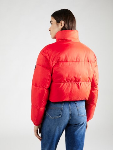 Veste mi-saison Tommy Jeans en rouge