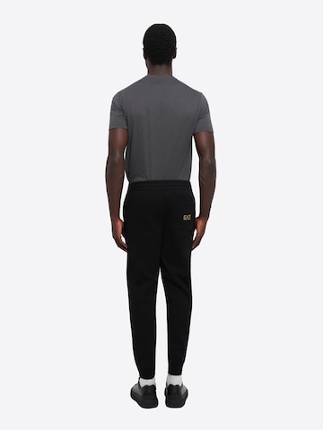 regular Pantaloni sportivi di EA7 Emporio Armani in nero