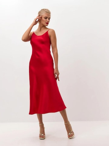 Robe 'Midi satin slip dress 'Majestic'' Serena Silueta en rouge : devant