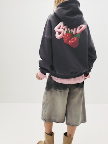Sweat-shirt 'STWD' Pull&Bear en gris : devant