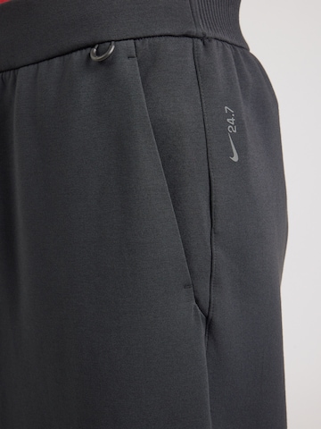 Wide Leg Pantalon de sport '24.7 ImpossiblySoft' NIKE en noir