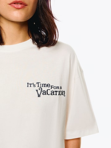 Tricou supradimensional de la Bershka pe bej