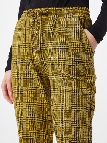 Zwillingsherz Tapered Trousers 'Odelia' in Yellow