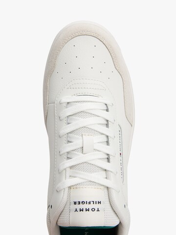 TOMMY HILFIGER Σνίκερ χαμηλό 'BASKET CORE' σε μπεζ