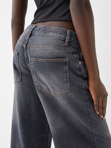 Bershka Szeroka nogawka Jeansy w kolorze szary