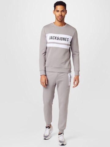 JACK & JONES Joggingdragt 'TOMS' i grå