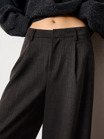 Bershka Široke hlačnice Hlače z naborki | siva barva