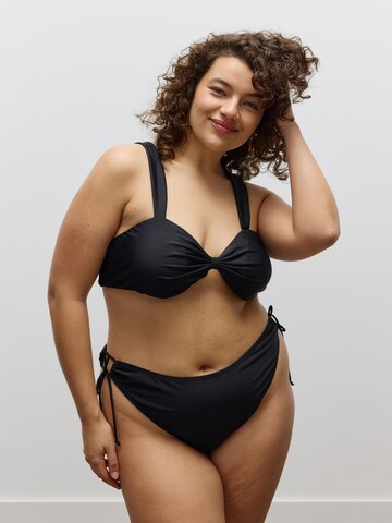 CITA MAASS T-shirt Bikini top in Black: front