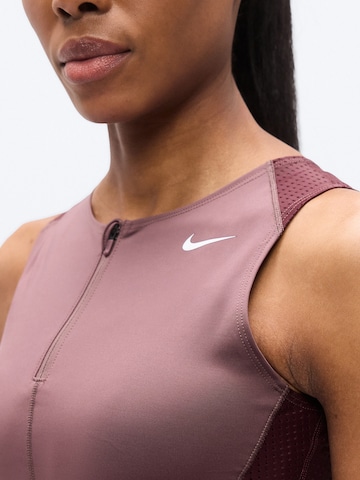 Sport top de la NIKE pe roșu