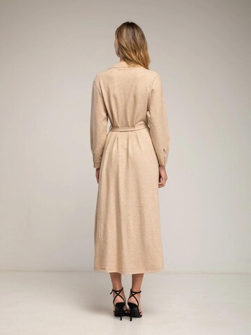 Robes en maille 'Vestido camisero de punto largo con bolsillos en el pecho y cinturon. (BEIGE)' Tantra en beige