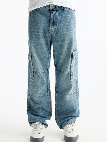 Pull&Bear Loosefit Cargojeans in Blauw: voorkant