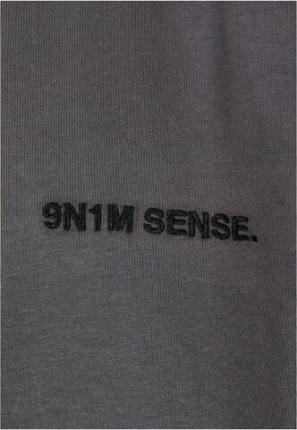 9N1M SENSE T-shirt i grå
