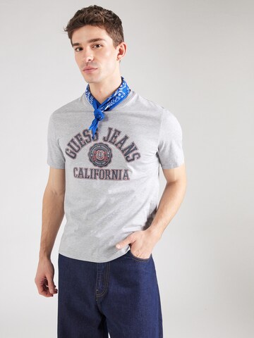 GUESS JEANS Футболка в Серый: спереди