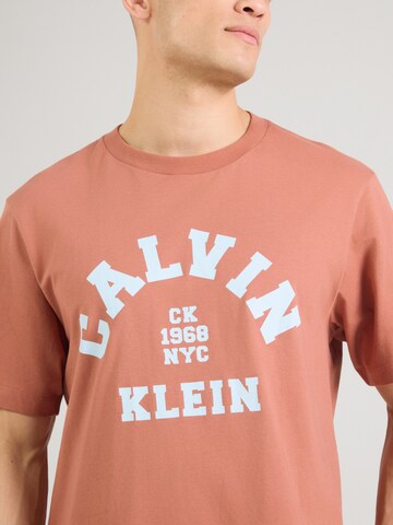 Calvin Klein Jeans Koszulka '20S COLLEGE' w kolorze pomarańczowy