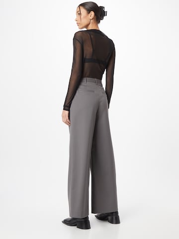 Wide Leg Pantalon à pince 'Jolene' Designers Remix en gris