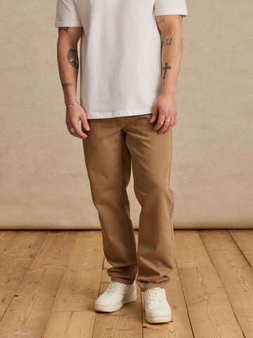 regular Jeans 'Miguel' di DAN FOX APPAREL in marrone: frontale