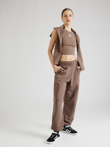 ADIDAS ORIGINALS - Tapered Pantalón 'Essentials Fleece' en marrón