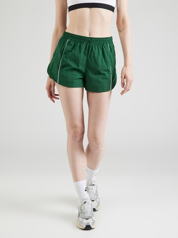 Nike Sportswear - Regular Calças em verde: frente