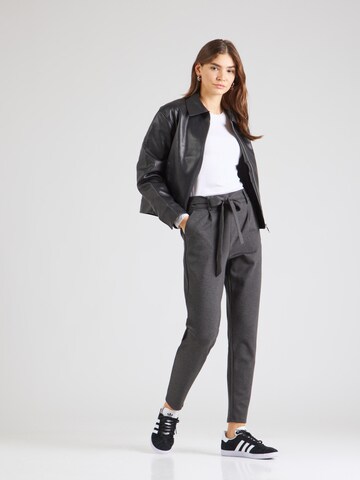Tapered Pantaloni con pieghe 'Popye' di MSCH COPENHAGEN in grigio