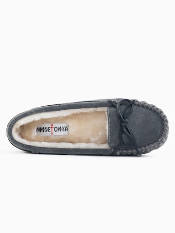 Minnetonka - Pantufa 'Cally' em cinzento