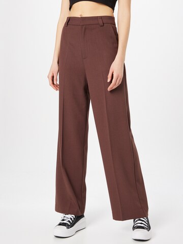 Gina Tricot Loose fit Trousers with creases in Brown: front