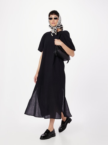 Rochie de la Monki pe negru