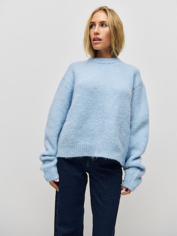 ÉVOIR by Alena Gerber Pullover in Blau: Vorderseite
