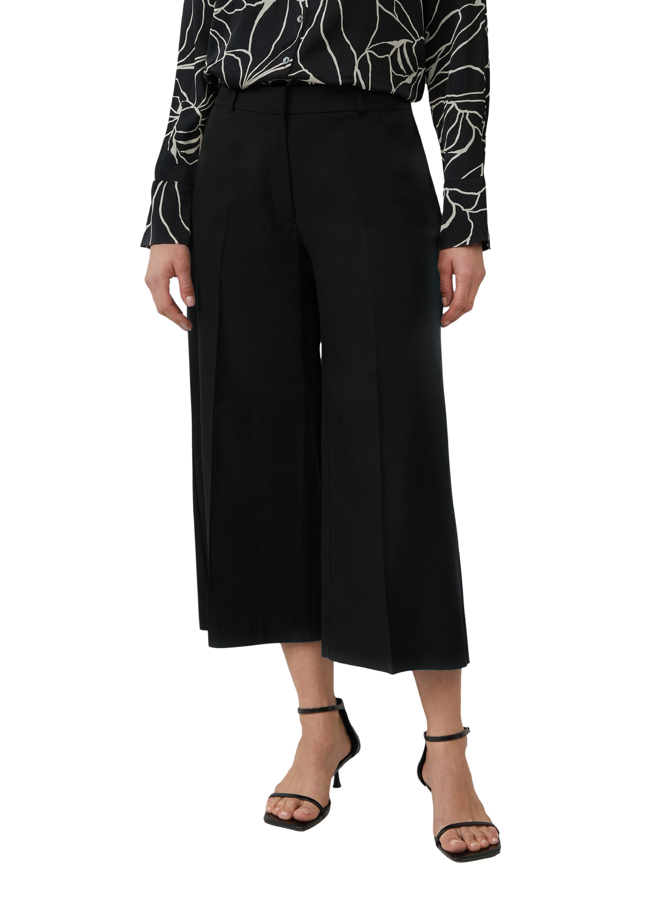 s.Oliver BLACK LABEL Wide Leg Hose in Schwarz: Vorderseite