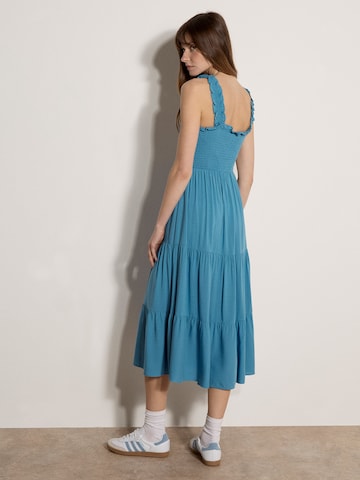 Apricot Kleid in Blau