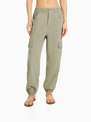 Bershka Tapered Cargo Pants in Green: front