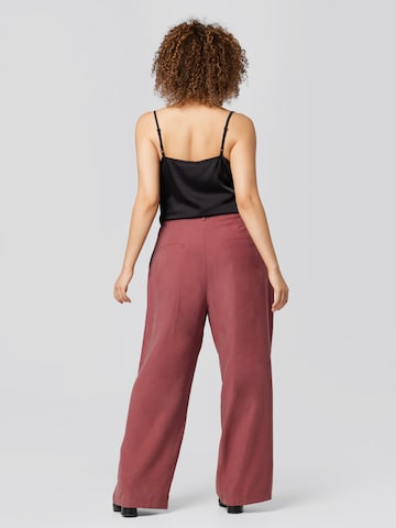 Regular Pantalon à pince 'Godja' Guido Maria Kretschmer Curvy en rouge