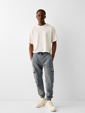 Bershka Дънки Tapered Leg Карго панталон в сиво