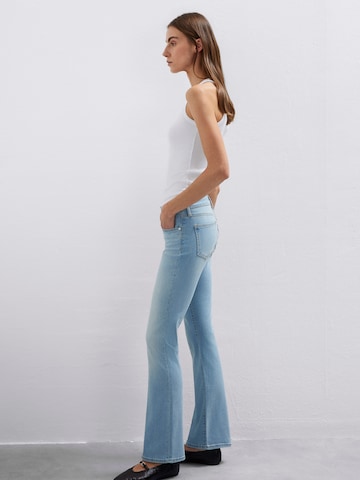 évasé Jean 'Bella' Mavi en bleu