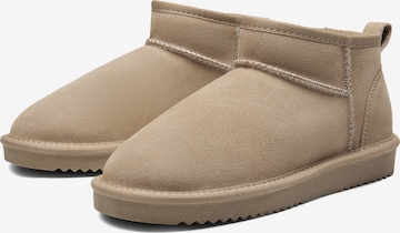 Dream Pairs Boots in White: front